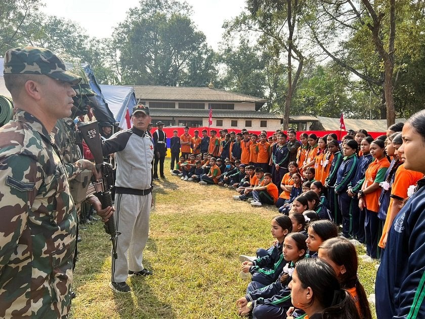 सैन्य सामाग्री प्रदर्शनीमा विद्यार्थीको चाख